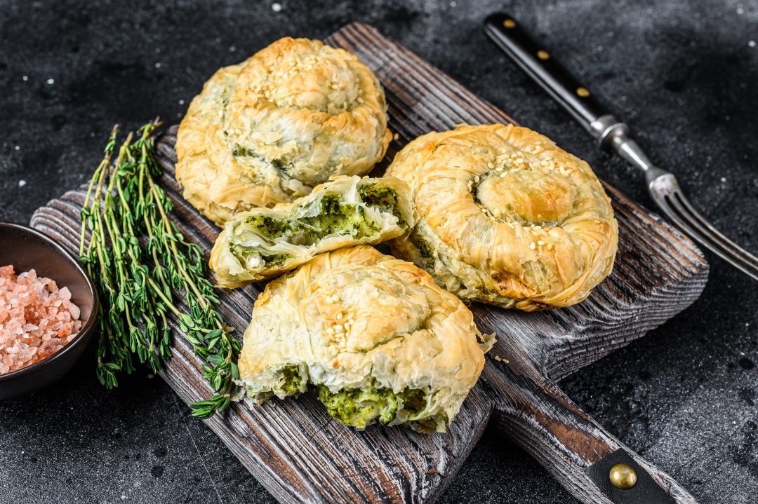 Zlatne spiralne pite od lisnatog testa sa zelenim nadevom